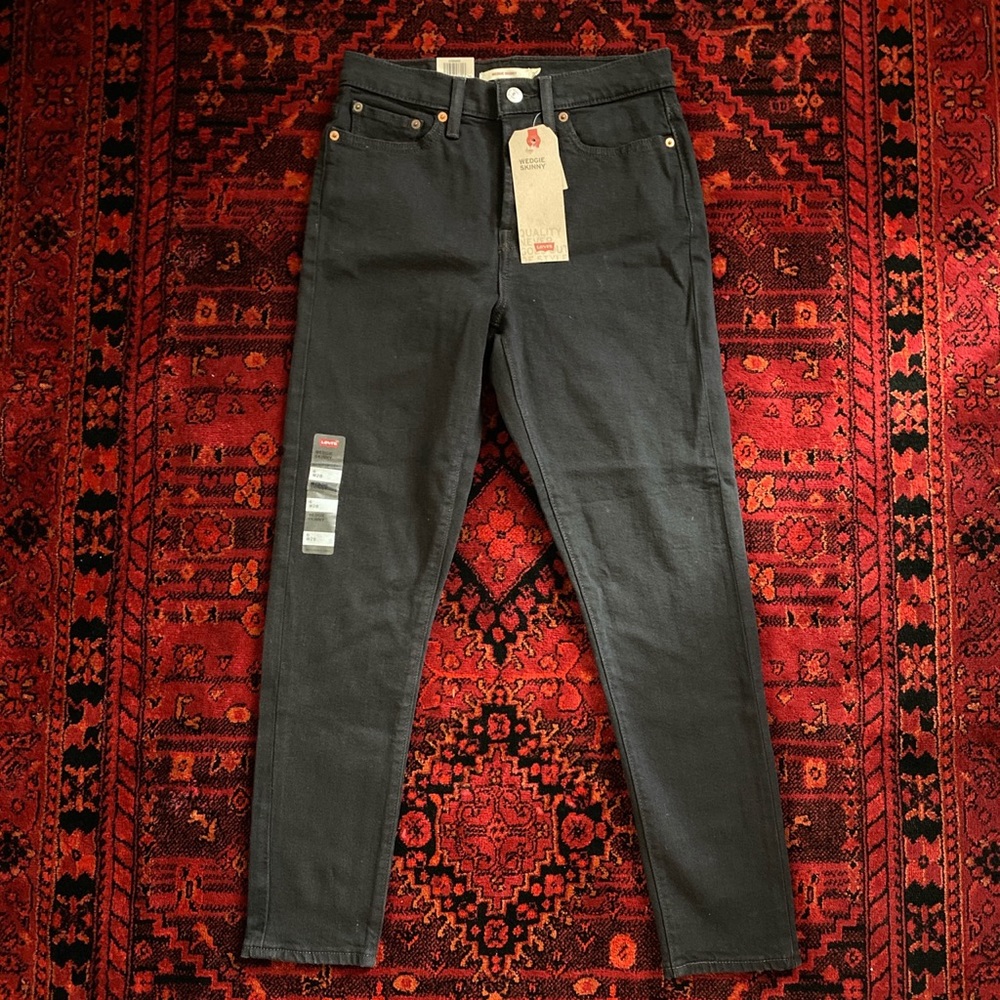 Black Levi’s wedgie jeans